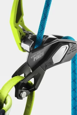 Pinch Assisted Braking Belay Device