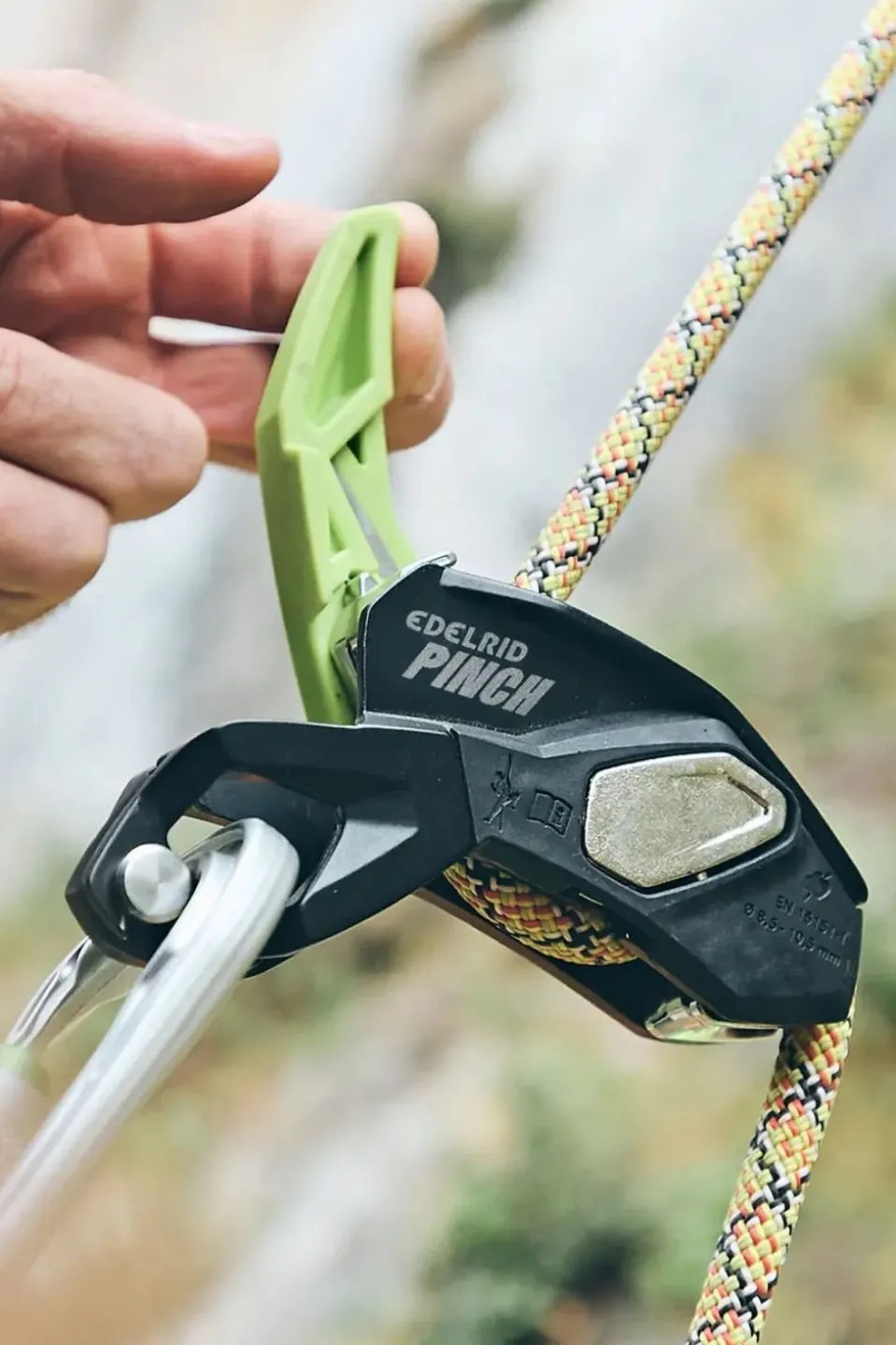 Pinch Assisted Braking Belay Device