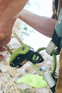Pinch Assisted Braking Belay Device