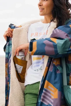 Unisex Waves Recycled Sherpa Lined Changing Robe